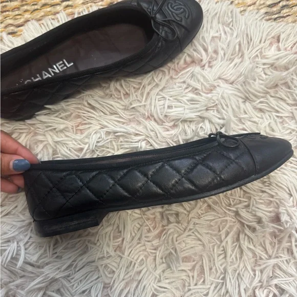 CHANEL Quilted Black Flats with Bow - Picture 2 of 7